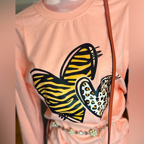 “2 Hearts As 1” Peach Long Sleeve Graphic Tee – Animal Print Hearts, Size M - Picture 2 of 3